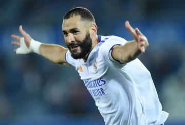 tertangkap-kamera!-benzema-sudah-pegang-jersey-al-ittihad