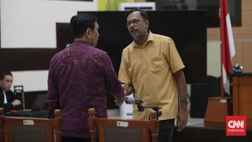 haris-azhar-dan-luhut-bersalaman-di-ruang-sidang