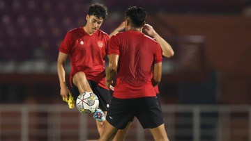 indonesia-vs-palestina:-rafael-struick-kepanasan-latihan-di-surabaya