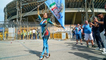 foto:-model-‘pakai’-body-painting-di-pesta-juara-napoli