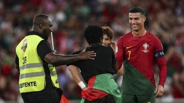 saat-fans-sampai-bersujud-di-kaki-ronaldo