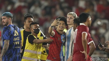 ini-sosok-pria-yang-nekat-masuk-lapangan-di-laga-indonesia-vs-argentina