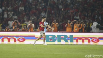 penonton-masuk-ke-lapangan-usai-laga-indonesia-vs-argentina