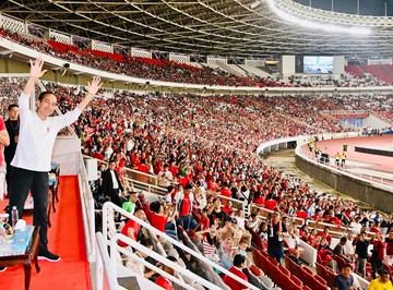 presiden-jokowi-turun-ke-lapangan,-salami-para-pemain-timnas