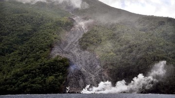 guguran-lava-gunung-api-karangetang-mengarah-ke-3-sungai