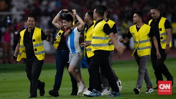 foto:-momen-penyusup-di-indonesia-vs-argentina-demi-buru-garnacho