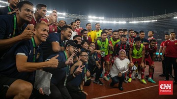 foto:-jokowi-larut-dalam-ketegangan-lihat-indonesia-vs-argentina