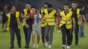 penyusup-indonesia-vs-argentina-dilepas,-girang-foto-bareng-garnacho