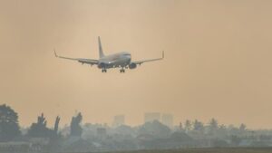 kebakaran-lahan-terjadi-dekat-bandara-syamsudin-noor-kalsel