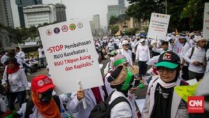 ratusan-aparat-gabungan-amankan-demo-tolak-ruu-kesehatan-di-depan-dpr