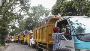 riuh-depok-darurat-sampah-hingga-truk-antre-menginap-di-tpa-cipayung