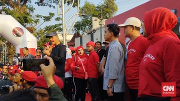 jalan-sehat-di-solo,-ganjar-disambut-ribuan-simpatisan