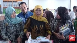 gubernur-khofifah-resmi-larang-sman-se-jatim-jual-seragam-sekolah