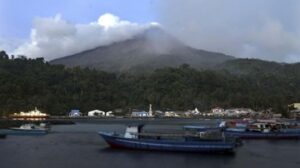 guguran-lava-gunung-karangetang-meluncur-ke-lima-sungai