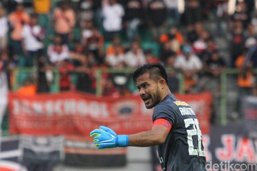 ketika-dua-pemain-persija-selamatkan-wasit-dari-amukan-fans