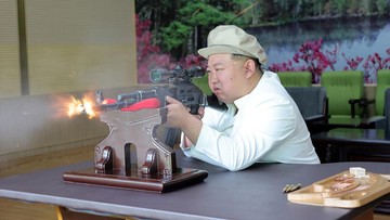 korut-rilis-foto-kim-jong-un-bidik-senjata-saat-kunjungan-kerja