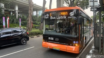 penonton-fiba-world-cup-2023-di-jakarta-antusias-naik-bus-listrik