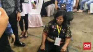 detik-detik-wanita-di-sumut-siram-air-dan-lempar-sendal-ke-jokowi