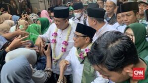 senyum-anies-kala-respons-kemunculan-ganjar-di-tayangan-azan-tv