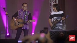 menhub-budi-karya-bergitar-duet-bareng-gigi-di-hub-fest-harhubnas-2023