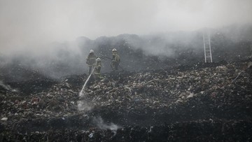 bnpb-kerahkan-water-bombing-ke-kebakaran-tpa-putri-cempo-solo