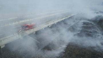 foto:-asap-kebakaran-tps-ganggu-pengguna-tol-cibitung-cilincing