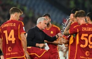 saat-fans-as-roma-semprot-jose-mourinho