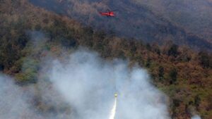 bnpb-kerahkan-helikopter-untuk-water-boombing-karhutla-gunung-lawu