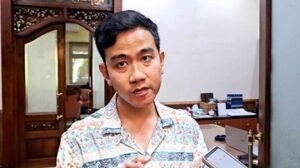 bobby-soal-isu-gibran-gabung-golkar:-nanti-saya-lihat-baju-kuningnya