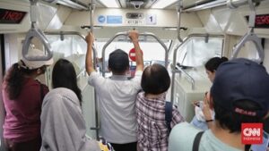 stasiun-dukuh-atas-ramai,-waktu-tunggu-lrt-jabodebek-15-menit