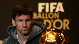 bursa-taruhan-jagokan-lionel-messi-angkat-trofi-ballon-d’or