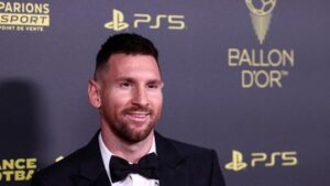 senyum-messi-di-karpet-merah-ballon-d’or-2023