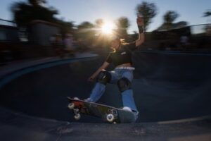 aksi-puluhan-remaja-perempuan-california-di-atas-skateboard