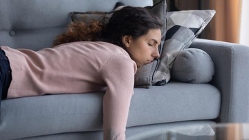 kenapa-gampang-tidur-nyenyak-di-sofa-bukan-di-kasur?