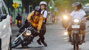 jangan-paksakan-diri-naik-motor-saat-jalanan-licin