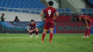 vietnam-kalah-dramatis,-troussier-salahkan-lapangan-sendiri