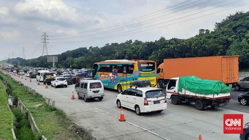 ruas-jalan-menuju-exit-tol-cibitung-padat-imbas-demo-buruh-di-bekasi