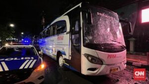 5-bus-suporter-sleman-rusak-buntut-bentrok-suporter-psis-vs-pss