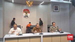 pakai-kursi-roda,-tersangka-penyuap-eddy-hiariej-ditahan-kpk