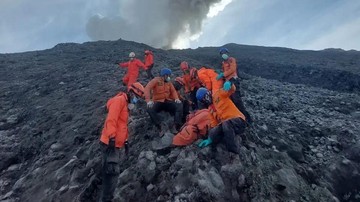 kesaksian-pendaki-selamat-dari-hujan-batu-erupsi-gunung-marapi