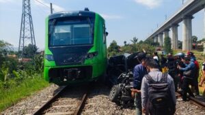 kcic-buka-suara-soal-ka-feeder-whoosh-tabrak-mobil-di-bandung