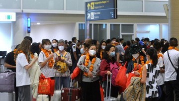 terjebak-macet-di-jalan-tol-bali-mandara,-turis-jalan-kaki-ke-bandara