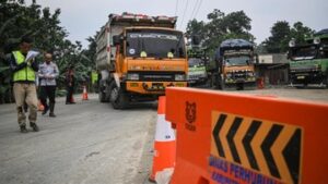 viral-pungli-parkir-truk-parungpanjang,-dishub-bantah-anggota-terlibat