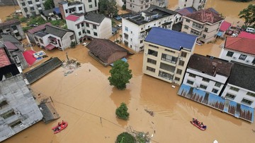 foto:-china-selatan-‘tenggelam’-diterjang-hujan-badai-hingga-banjir