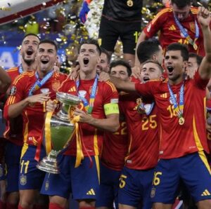 suporter-turun-ke-jalan-sambut-bus-parade-spanyol-juara-euro-2024