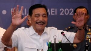 momen-luhut-cium-tangan-paus-fransiskus-di-depan-pelajar